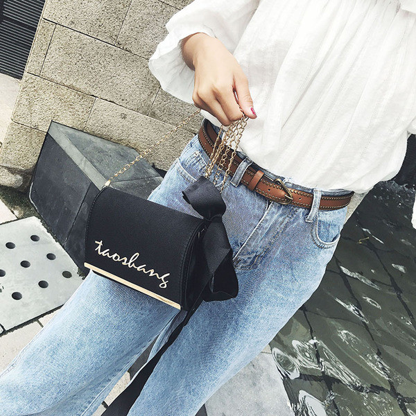 Μίνι γυναικεία σάντα με κορδέλα και μακρά μεταλλική λαβή σε διάφορα χρώματα