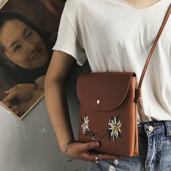 Καθημερινή γυναικεία τσάντα με floral κεντήματα σε διάφορα χρώματα