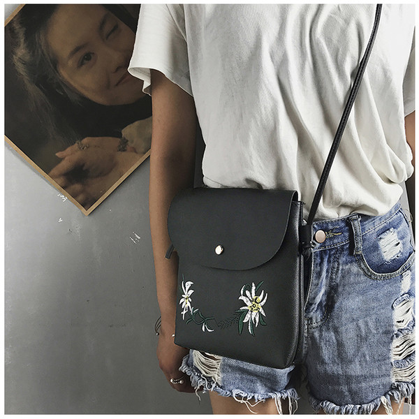 Καθημερινή γυναικεία τσάντα με floral κεντήματα σε διάφορα χρώματα