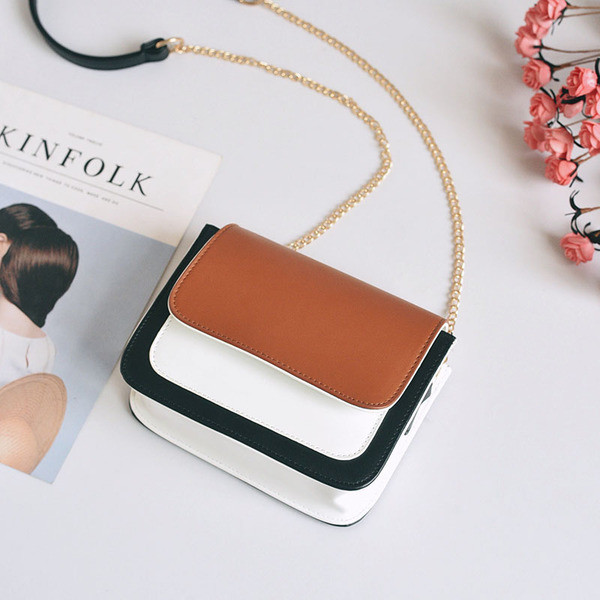 Καθημερινή γυναικεία τσάντα με μεγάλη μεταλλική λαβή σε τρία χρώματα