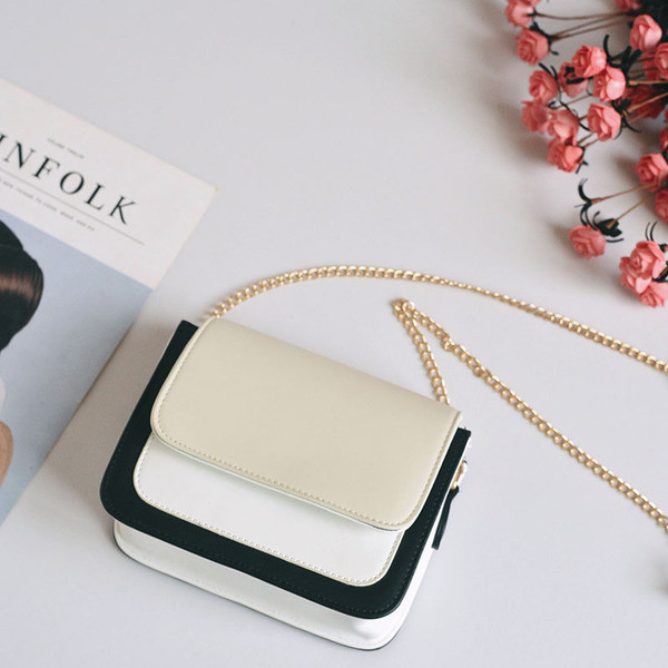 Καθημερινή γυναικεία τσάντα με μεγάλη μεταλλική λαβή σε τρία χρώματα