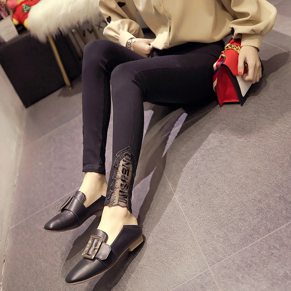 Γυναικεία καθημερινά παντελόνια με δαντέλα και μαύρη γραφή