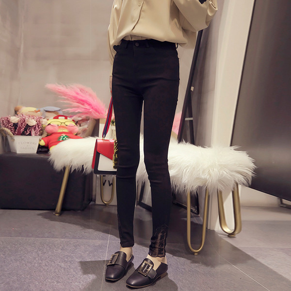 Γυναικεία καθημερινά παντελόνια με δαντέλα και μαύρη γραφή