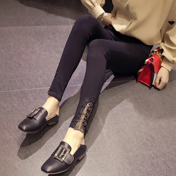 Γυναικεία καθημερινά παντελόνια με δαντέλα και μαύρη γραφή