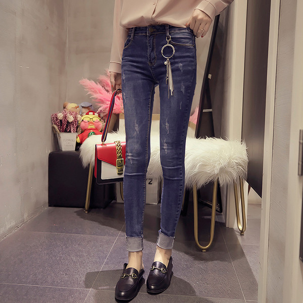 Αθλητικά κομψά γυναικεία τζιν με μεταλλικό δακτύλιο σε σκούρο χρώμα