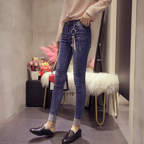 Αθλητικά κομψά γυναικεία τζιν με μεταλλικό δακτύλιο σε σκούρο χρώμα