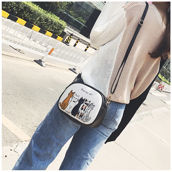 Μια καθημερινή μικρή τσάντα ώμου με διάφορα κινούμενα σχέδια