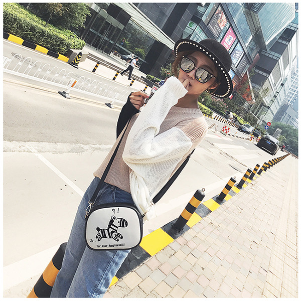 Μια καθημερινή μικρή τσάντα ώμου με διάφορα κινούμενα σχέδια