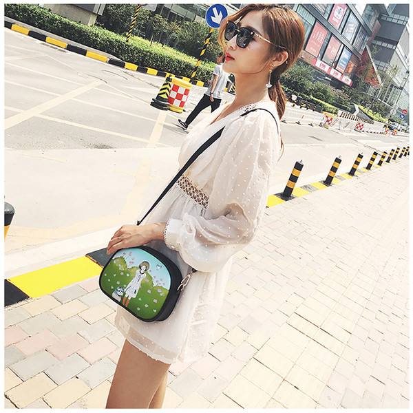 Μια καθημερινή μικρή τσάντα ώμου με διάφορα κινούμενα σχέδια