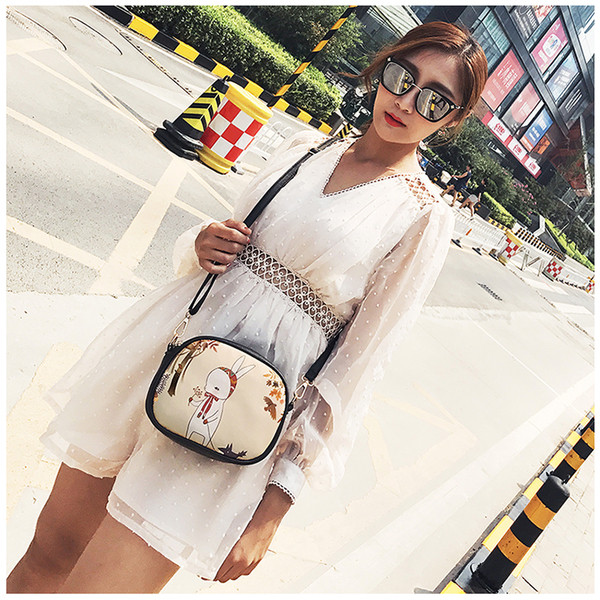 Μια καθημερινή μικρή τσάντα ώμου με διάφορα κινούμενα σχέδια