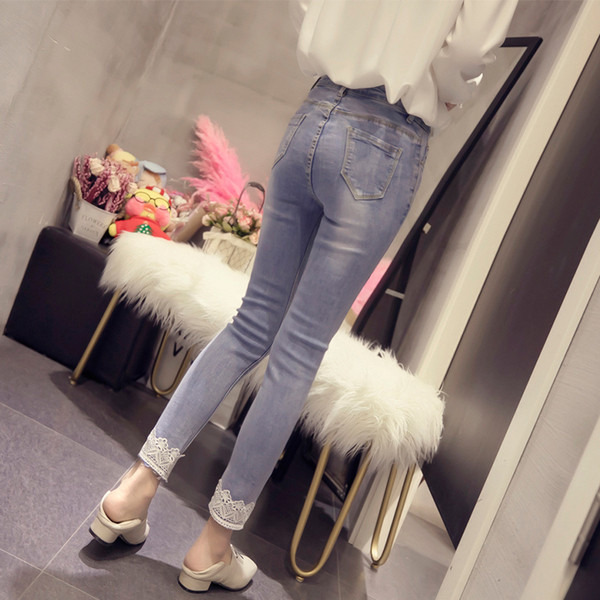 Μοντέρνα γυναικεία τζιν με δαντέλα σε ανοιχτό χρώμα