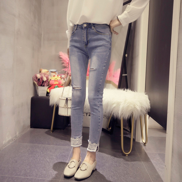 Μοντέρνα γυναικεία τζιν με δαντέλα σε ανοιχτό χρώμα