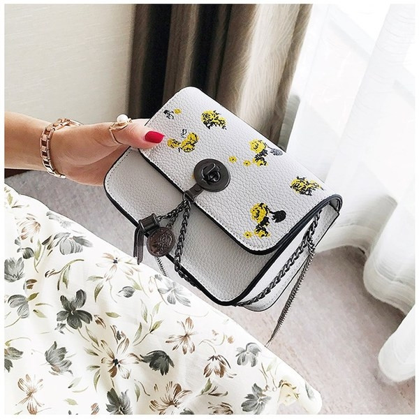 Καθημερινή μικρή γυναικεία τσάντα με μεγάλη μεταλλική λαβή και φυτικά μοτίβα