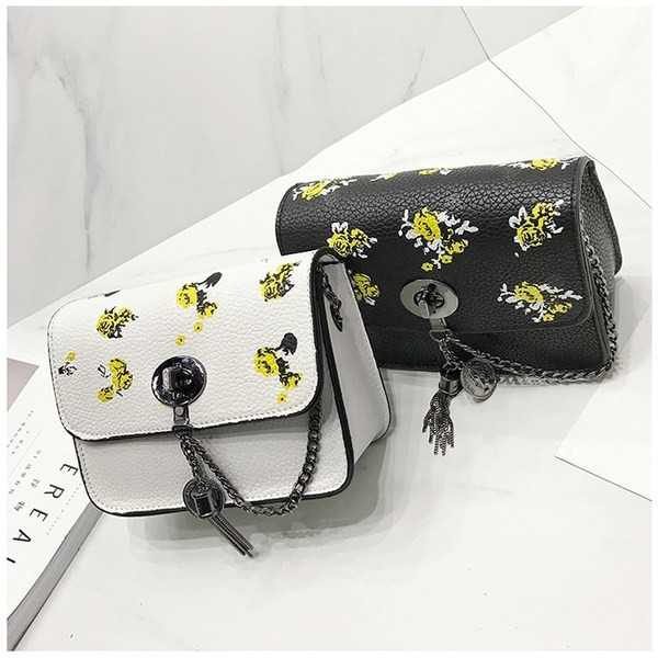 Καθημερινή μικρή γυναικεία τσάντα με μεγάλη μεταλλική λαβή και φυτικά μοτίβα