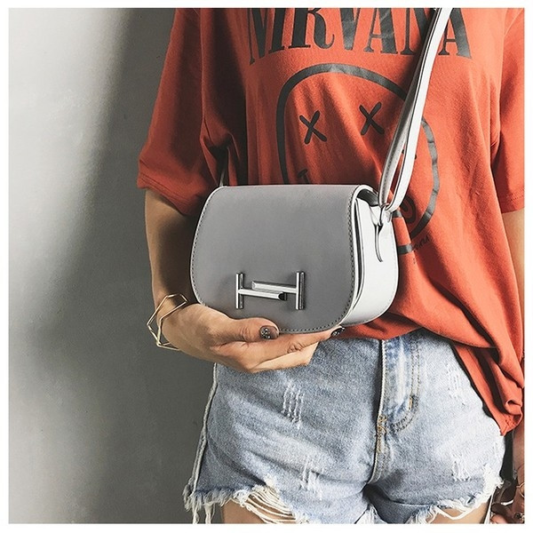 Γυναικεία τσάντα σε μερικά χρώματα