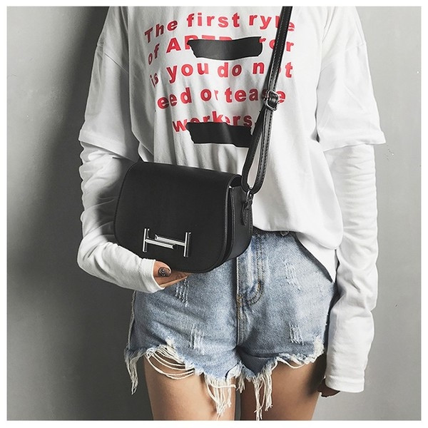 Γυναικεία τσάντα σε μερικά χρώματα