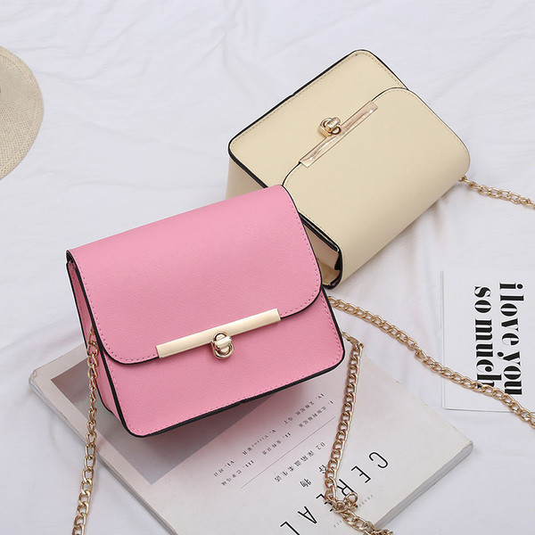 Απλή τγυναικεία σάντα  με μακριά μεταλλική λαβή για το τον ώμο σε διάφορα χρώματα