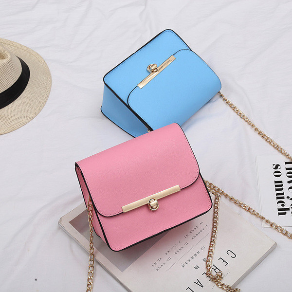 Απλή τγυναικεία σάντα  με μακριά μεταλλική λαβή για το τον ώμο σε διάφορα χρώματα