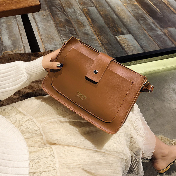 Καθημερινή γυναικεία τσάντα με μακρύ, λεπτή ιμάντα ώμου σε διάφορα χρώματα