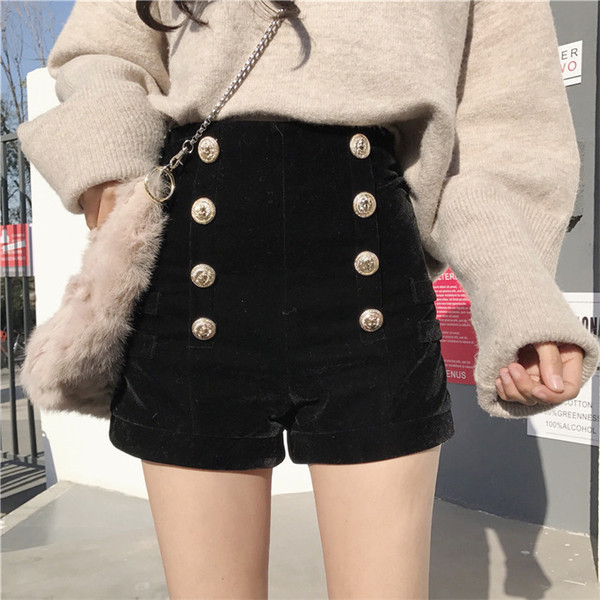 Κομψά γυναικεία σορτς με ψηλή μέση και διακοσμητικά κουμπιά σε μαύρο χρώμα