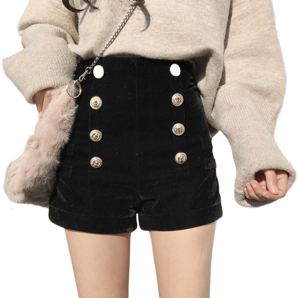 Κομψά γυναικεία σορτς με ψηλή μέση και διακοσμητικά κουμπιά σε μαύρο χρώμα