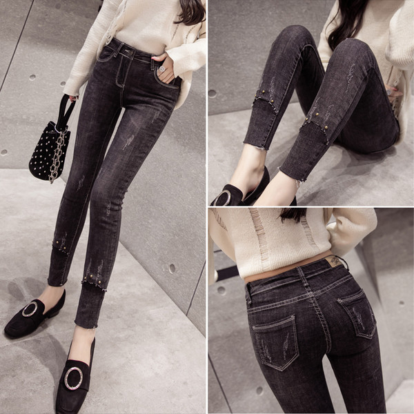 Γυναικεία τζιν καθημερινά με διακοσμητικά πριτσίνια σε σκούρο χρώμα