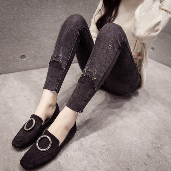 Γυναικεία τζιν καθημερινά με διακοσμητικά πριτσίνια σε σκούρο χρώμα