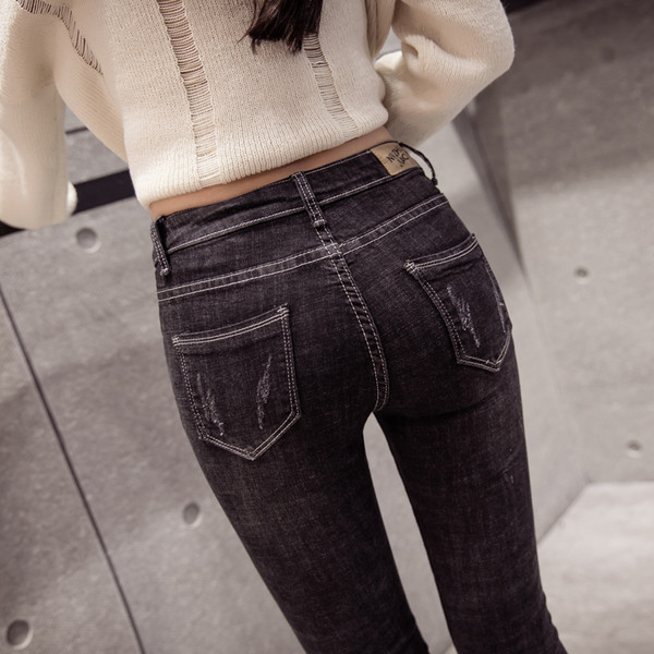 Γυναικεία τζιν καθημερινά με διακοσμητικά πριτσίνια σε σκούρο χρώμα