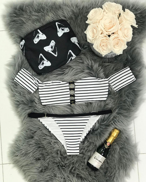 Costum de baie damă în două părți - top de bikini cu dungi și umerii căzuți