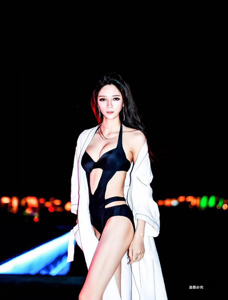 Costum de baie complet de damă în negru cu motive decupate