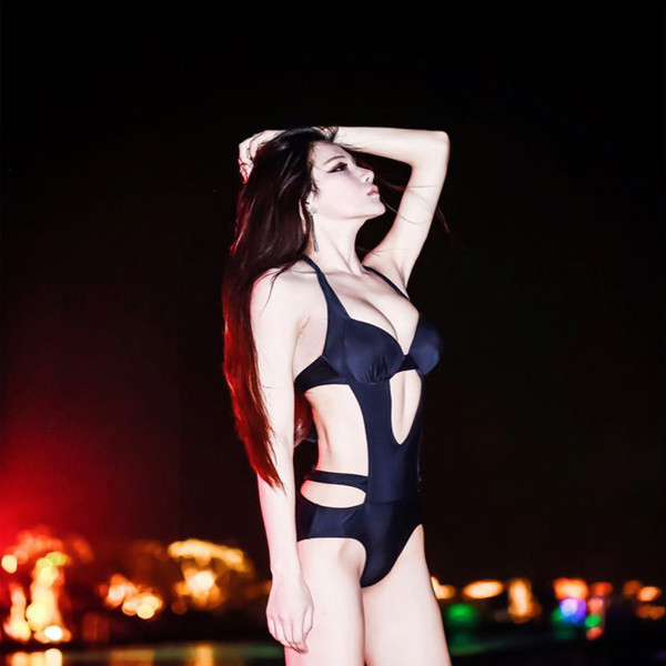 Costum de baie complet de damă în negru cu motive decupate