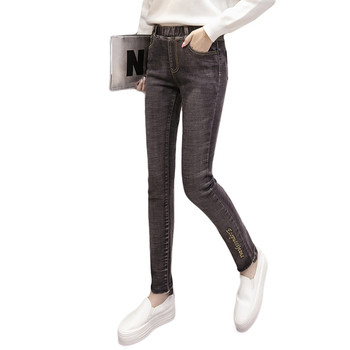 Дамски еластични дънки модел Slim  с бродиран надпис
