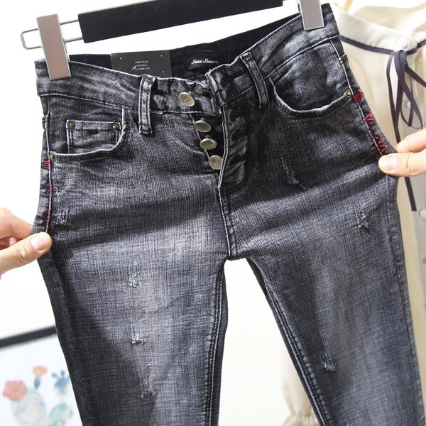 Γυναικείες λεπτές τζιν με τσέπες