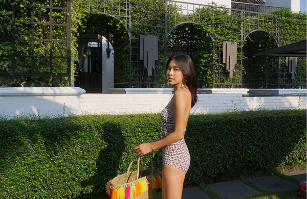 Γυναικέιο μαγιό με ανοιχτό λαιμό και ενδιαφέροντα μοτίβα