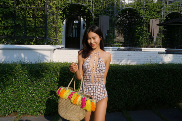 Γυναικέιο μαγιό με ανοιχτό λαιμό και ενδιαφέροντα μοτίβα