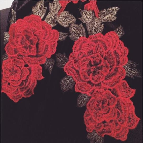 Κομψό μαύρο γυναικέιο φόρεμα με κεντήματα