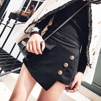 Дамска къса черна пола с имитация джобове и с детаили копчета