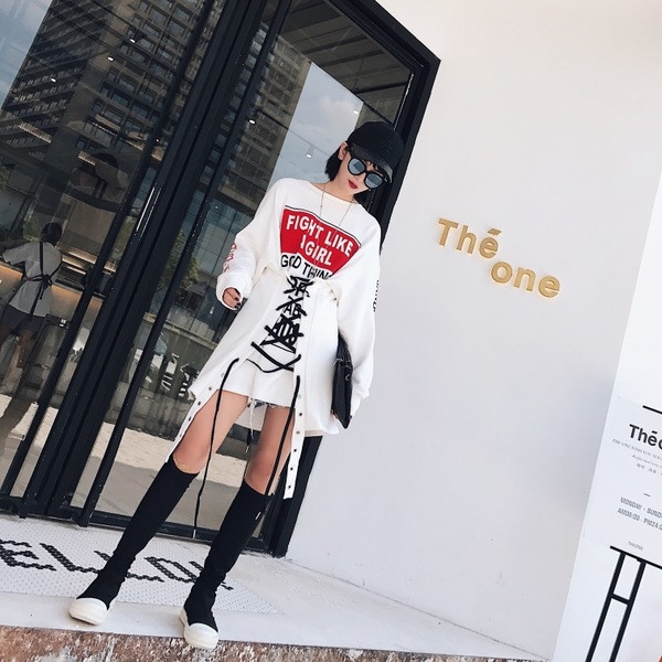 Γυναικείο αθλητικό φόρεμα με λευκούς δεσμούς και επιγραφή