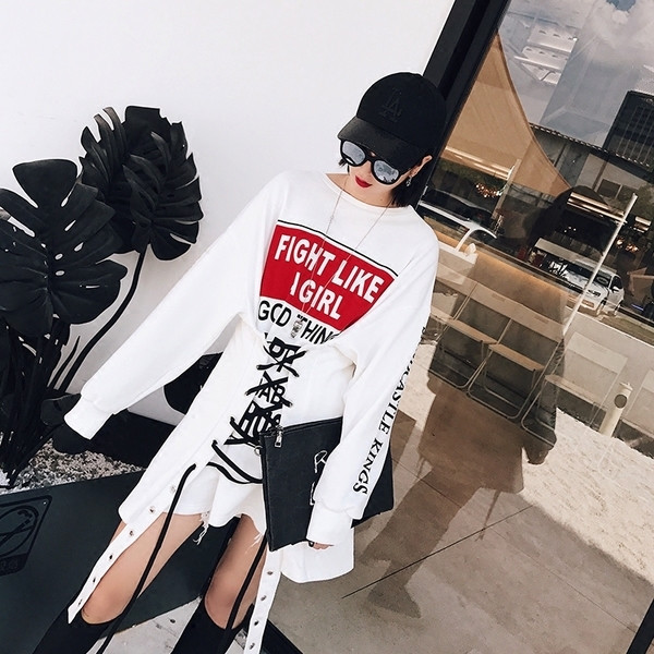 Γυναικείο αθλητικό φόρεμα με λευκούς δεσμούς και επιγραφή