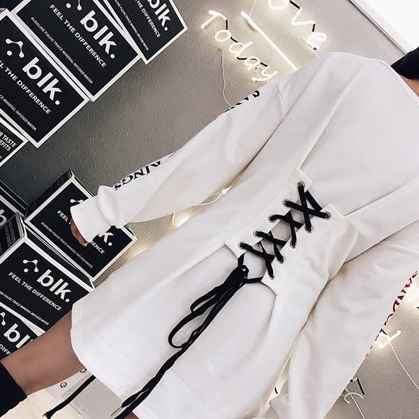 Γυναικείο αθλητικό φόρεμα με λευκούς δεσμούς και επιγραφή