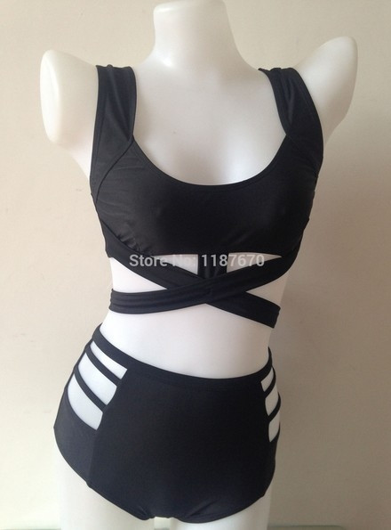 Ενδιαφέρουσες μαγιό από δύο κομμάτια  με μαύρες ζώνες