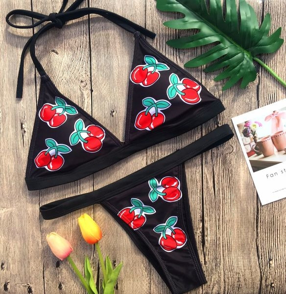 Γυναικεία μαγιό σε δύο μέρη σε μαύρο χρώμα με εφαρμογές κερασιού