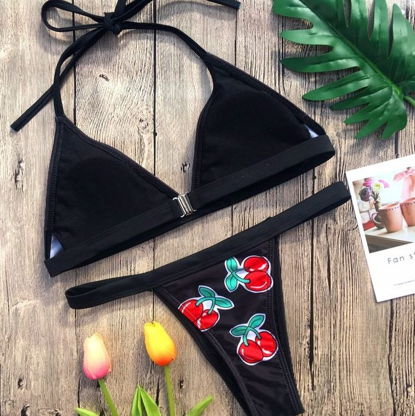 Γυναικεία μαγιό σε δύο μέρη σε μαύρο χρώμα με εφαρμογές κερασιού