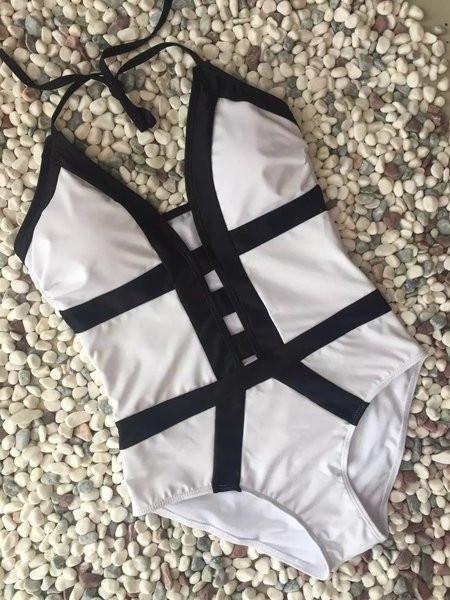 Σέξυ μακρύ μαγιό με βαθύ λαιμόκοψη σε λευκό με μαύρες λωρίδες