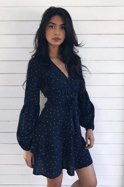 Απαλή φόρεμα για γυναίκες με βαθύ ντεκολτέ