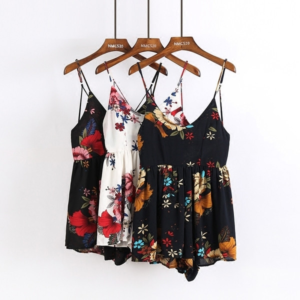 Σύντομες γυναικείες φόρμες  με λεπτούς ιμάντες σε τρία χρώματα