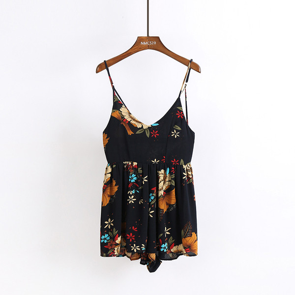 Σύντομες γυναικείες φόρμες  με λεπτούς ιμάντες σε τρία χρώματα