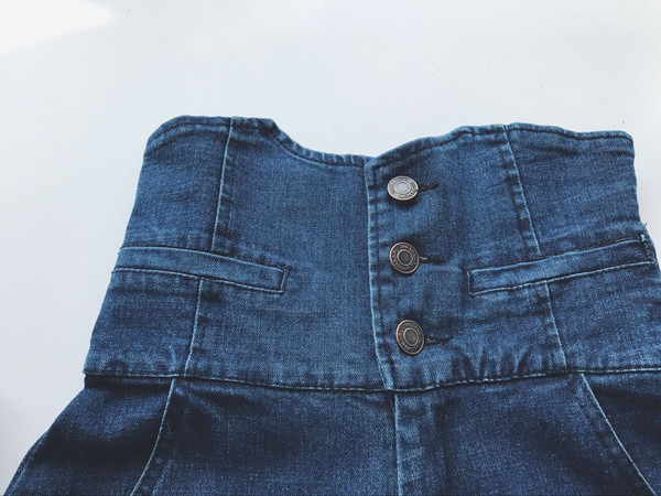 Γυναικεία σορτς με ψηλή μέση με τσέπες και κουμπιά