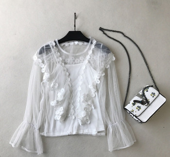 Κομψό, διαφανή γυναικείο πουκάμισο με τιμόνια