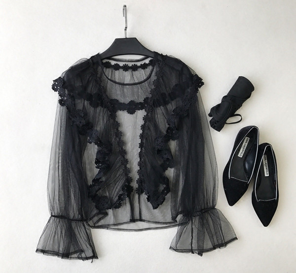 Κομψό, διαφανή γυναικείο πουκάμισο με τιμόνια